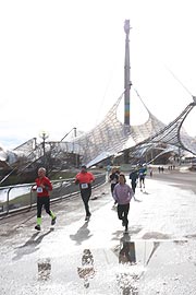 Winterlaufserie M&uuml;nchen 2019 Teil 3: Lauf &uuml;ber 20 km und Faschingslauf 10 km am 10.02.2019 im Olympiapark, M&uuml;nchen (&copy;Foto. Martin Schmitz)